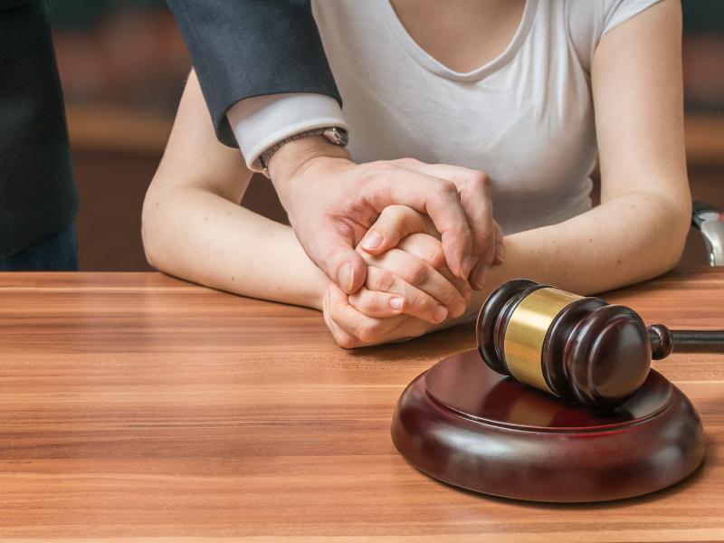Защита на досудебном этапе разбирательства: помощь уголовного адвоката
